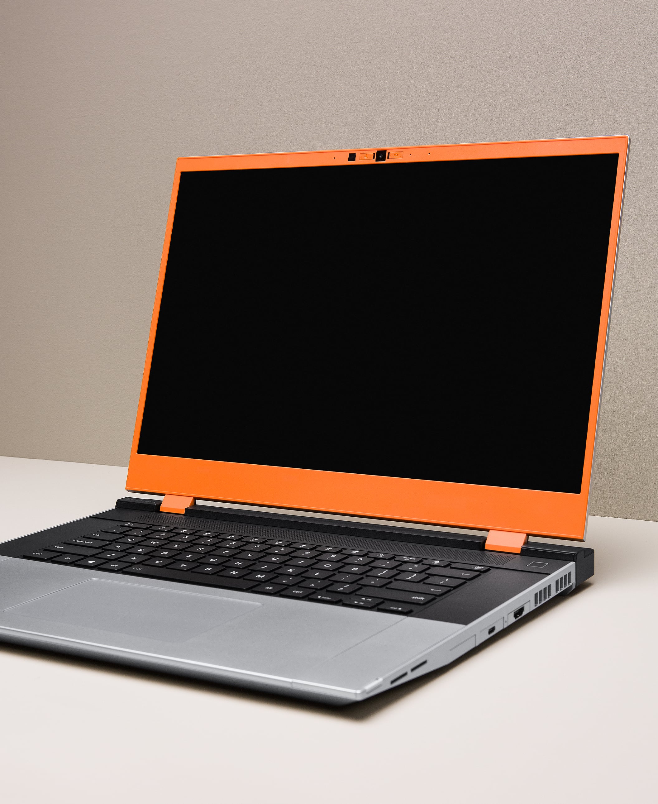 Framework Laptop 16 Bezel - Orange - photo